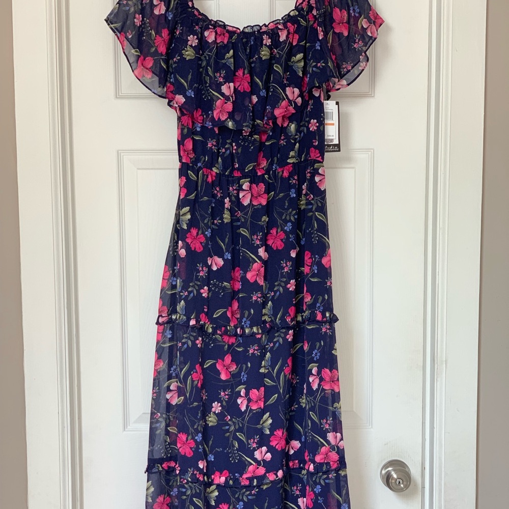 NWT, Off The Shoulder Maxi Dress, size 8!